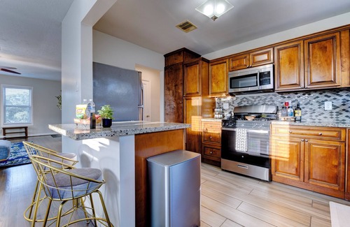 MacGregor House | Beautiful 3-bed house with private fence and automated gate in vibrant Houston