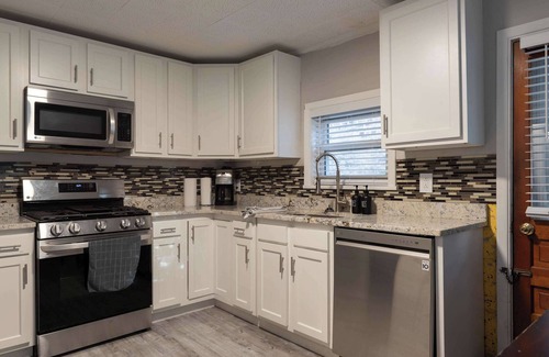 Central Northside Apartment | Beautiful 3-Bed w/Parking Near AGH & Stadiums