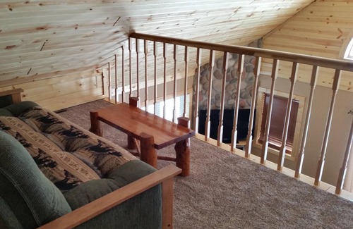 New Post Cabin | Beautiful 3 bedroom 2 bathroom loft, sleeps 14, lakeview and dock on trail #33,