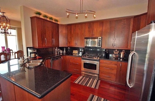 North End Apartment | Beautiful 3 bedroom condo with a Breathtaking view of the Lake