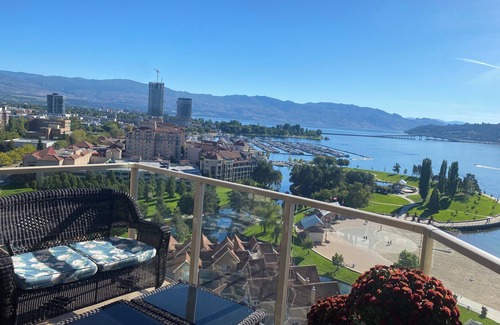 North End Apartment | Beautiful 3 bedroom condo with a Breathtaking view of the Lake