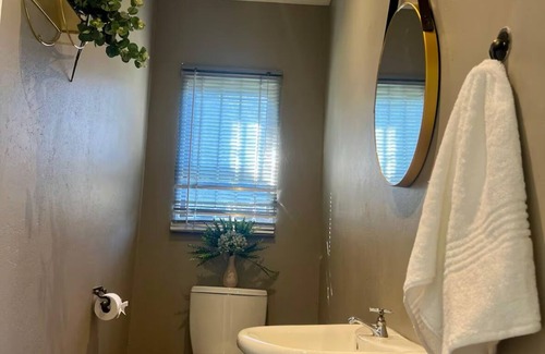 Pretoria Other | Beautiful 3-bedroom farmhouse in Akasia, Pretoria, with WiFi, AC, swimming pool