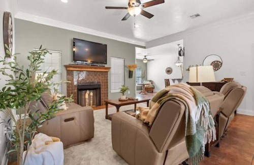 DeRidder House | Beautiful 3 Bedroom House in Great Neighborhood