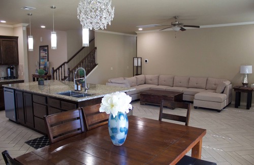 Yukon House | Beautiful 3-bedroom house with Office and Den in fabulous Surrey Hills Yukon, OK