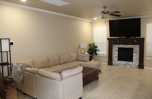 Yukon House | Beautiful 3-bedroom house with Office and Den in fabulous Surrey Hills Yukon, OK