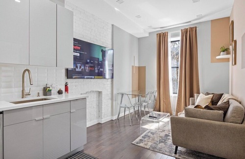 Harlem Hotel | Beautiful 3 Bedroom/Sleeps 7 near Airport, Subway, Museums and all NYC Sites
