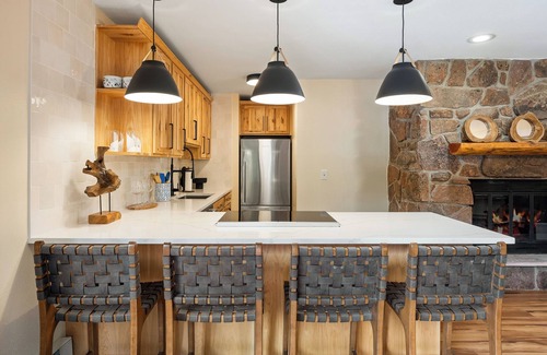Old Town Condo | Beautiful 3 bedroom, pet friendly, magnificent river views, walk to WP resort