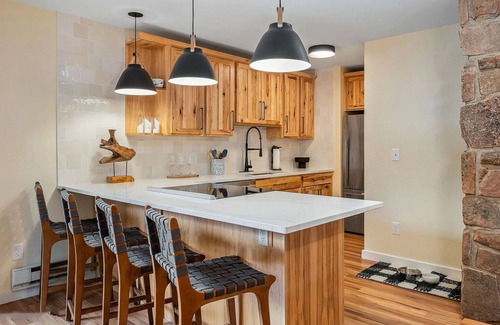 Old Town Condo | Beautiful 3 bedroom, pet friendly, magnificent river views, walk to WP resort