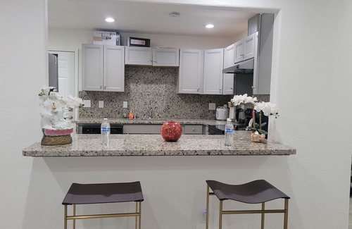 Fresno House | Beautiful 3 BR conveniently located near highway 41 & 99, restaurants, grocery