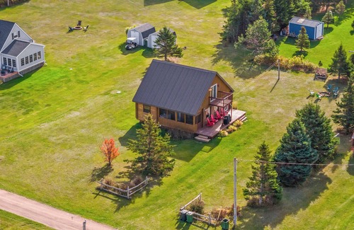 Morell Cottage | Beautiful 3 Br Log Cabin Close to White Sand Beach