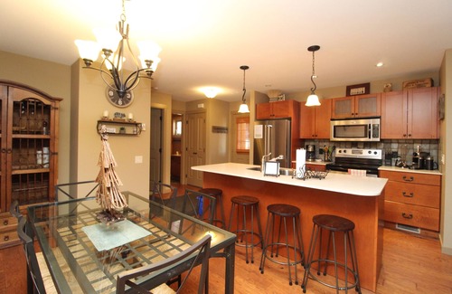 Central Okanagan House | Beautiful 3 BR Pet Friendly Cottage on Lake Okanagan