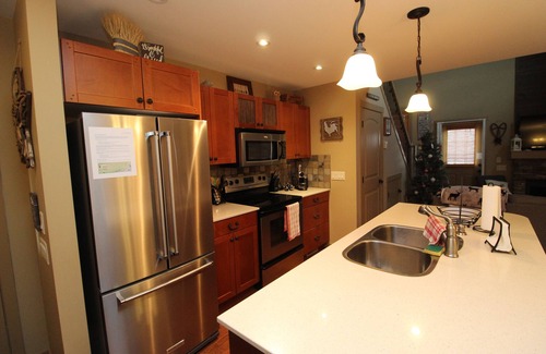 Central Okanagan House | Beautiful 3 BR Pet Friendly Cottage on Lake Okanagan