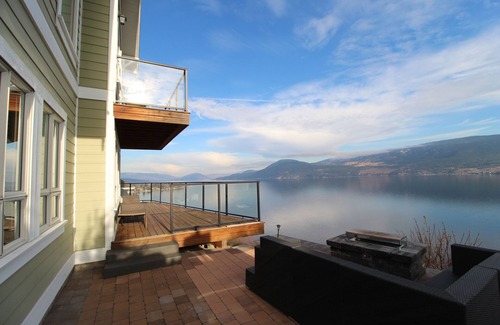 Central Okanagan House | Beautiful 3 BR Pet Friendly Cottage on Lake Okanagan