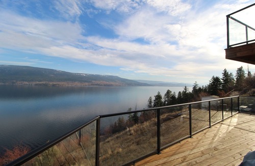 Central Okanagan House | Beautiful 3 BR Pet Friendly Cottage on Lake Okanagan