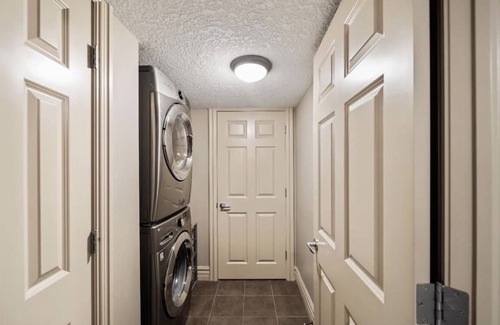 Banff Trail House | Beautiful 3 level duplex near Uofc and c-train station