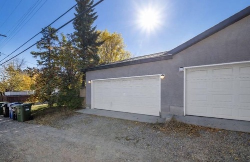 Banff Trail House | Beautiful 3 level duplex near Uofc and c-train station