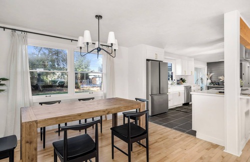 Spokane House | Beautiful 3 story villa with room for 17 people - outdoor POOL and indoor SAUNA