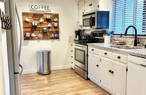 Folly Field Villa | Beautiful 3 Bedroom Villa, a quick walk to the ocean! Quiet and roomy!