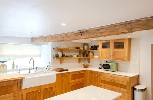 Kettering House | Beautiful 3BD Thatched Stone Cottage Kettering