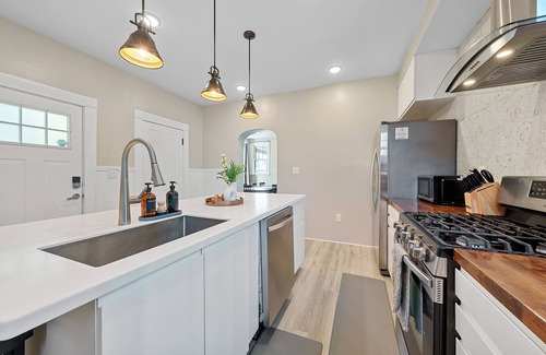 Italian Village House | Beautiful 3BR/2.5 BTH PERFECT location in Short North/Campus w/HUGE 4 car garage