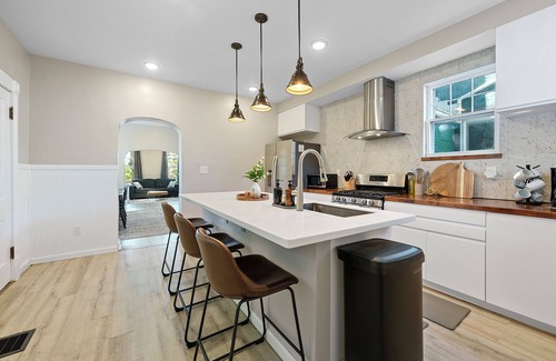 Italian Village House | Beautiful 3BR/2.5 BTH PERFECT location in Short North/Campus w/HUGE 4 car garage