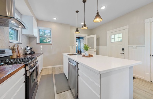Italian Village House | Beautiful 3BR/2.5 BTH PERFECT location in Short North/Campus w/HUGE 4 car garage