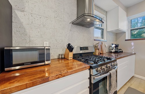 Italian Village House | Beautiful 3BR/2.5 BTH PERFECT location in Short North/Campus w/HUGE 4 car garage