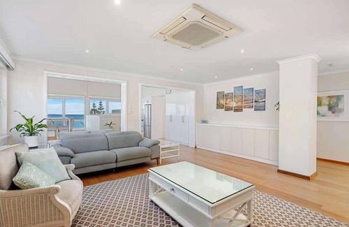 Perth Apartment | Beautiful 3BR Beachside Apt in Cottesloe!