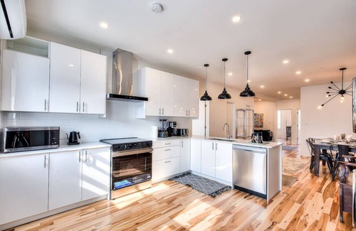 Maisonneuve Apartment | Beautiful 3BR in Montreal famous Saint Catherine
