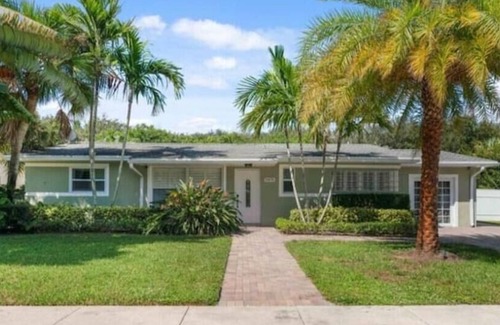 Jupiter House | Beautiful 4 bd-2 bath getaway with grill & crib and just minutes from the beach.