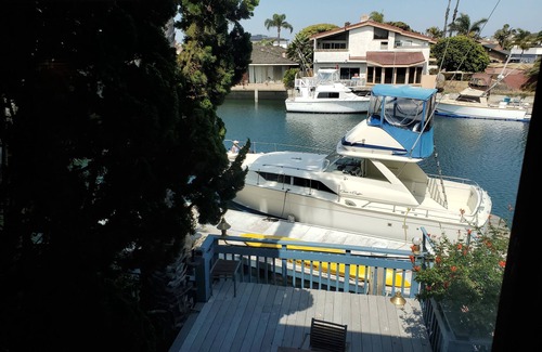 Gilbert Island House | Beautiful 4-Bedroom Waterfront Home with WiFi in Huntington Beach