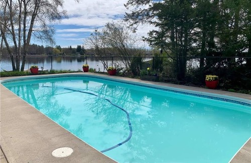 Selwyn Cottage | Beautiful 4 Bedroom Cottage on BuckHorn Lake
