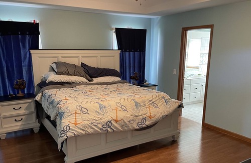 Sylvania House | Beautiful 4 Bed, Game Room, Fire Pit, Backyard