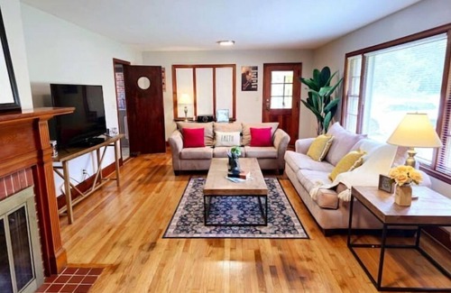 Burlington House | Beautiful 4 Bed Retreat near Elon College and The Burlington City Park.