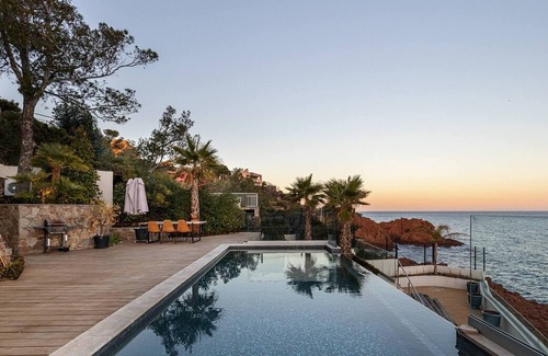 Antheor Villa | Beautiful 4 Bedrooms Villa With Pool And Garden - Waterfont