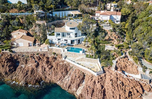 Antheor Villa | Beautiful 4 Bedrooms Villa With Pool And Garden - Waterfont