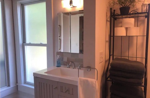 Near Eastside House | Beautiful 4-bedroom,2 Story house in downtown Indianapolis: WIFI, AC, firepit,
