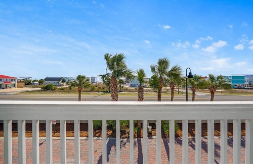 Waterside Village House | Beautiful 4 bedroom|Boat Dock | Pool & Hot Tub | 3 Min to Beach