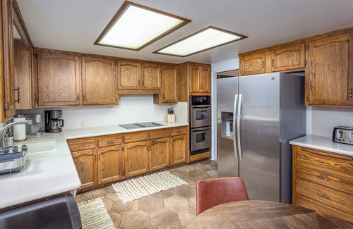 Three Rivers House | Beautiful 4-bedroom close to Sequoia Nat’l Park w/WiFi, Pool, Spa, Pet Friendly