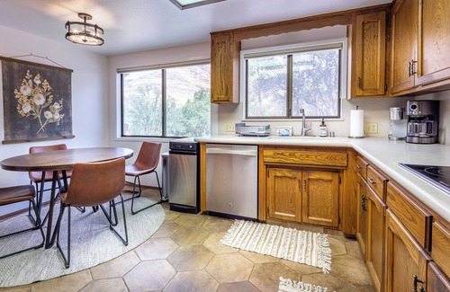 Three Rivers House | Beautiful 4-bedroom close to Sequoia Nat’l Park w/WiFi, Pool, Spa, Pet Friendly