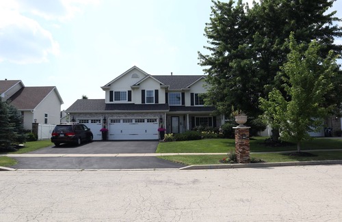 Belvidere House | Beautiful 4-bedroom house with 3 Seasons Room & Large Backyard in Belvidere