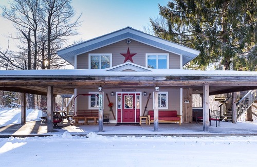 Killington House | Beautiful 4-bedroom House and Treehouse 5 min to skiing, hiking, golf, biking.