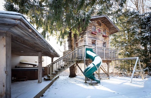 Killington House | Beautiful 4-bedroom House and Treehouse 5 min to skiing, hiking, golf, biking.