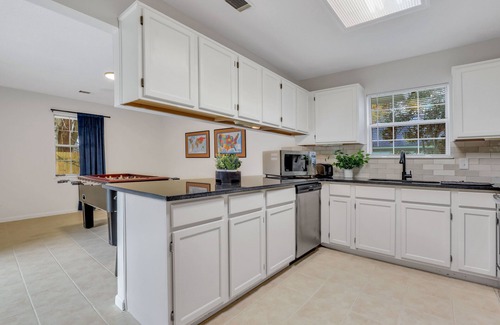 Savannah House | Beautiful 4 Bedroom Home near Wormsloe! Gameroom!