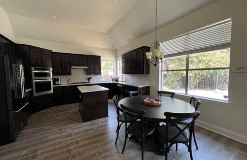 Allen House | Beautiful 4-bedroom house - Large backyard and pool & SPA - Games & smart TVs