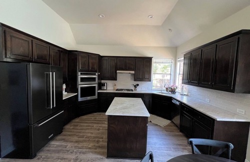 Allen House | Beautiful 4-bedroom house - Large backyard and pool & SPA - Games & smart TVs
