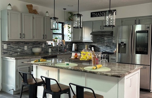 Dallas House | Beautiful 4-bedroom king-size suite. Dallas home with cozy patio.