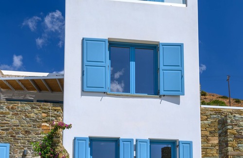 Gavrio Villa | Beautiful 4 bedroom villa "on the beach" - Large swimming pool and terrace access