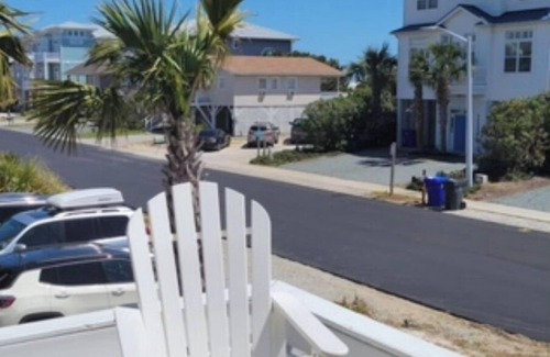 Ocean Isle Beach Cottage | BEAUTIFUL 4BR/3BA BEACH COTTAGE STEPS AWAY FROM BEACH ACCESS.