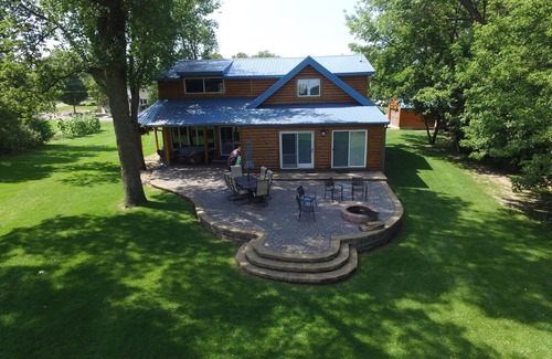 Alexandria House | Beautiful 5,000 square foot Home on quiet lake in Alexandria